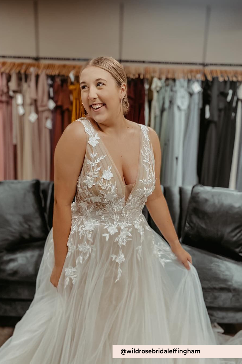 Carrie da Wild Rose Bridal | Effingham, condiviso su Instagram