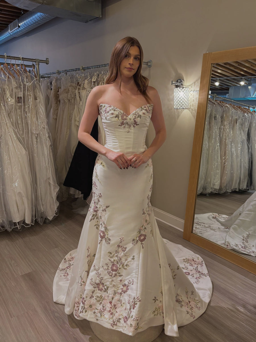 Anika bei Dalia's Bridal, geteilt auf Instagram