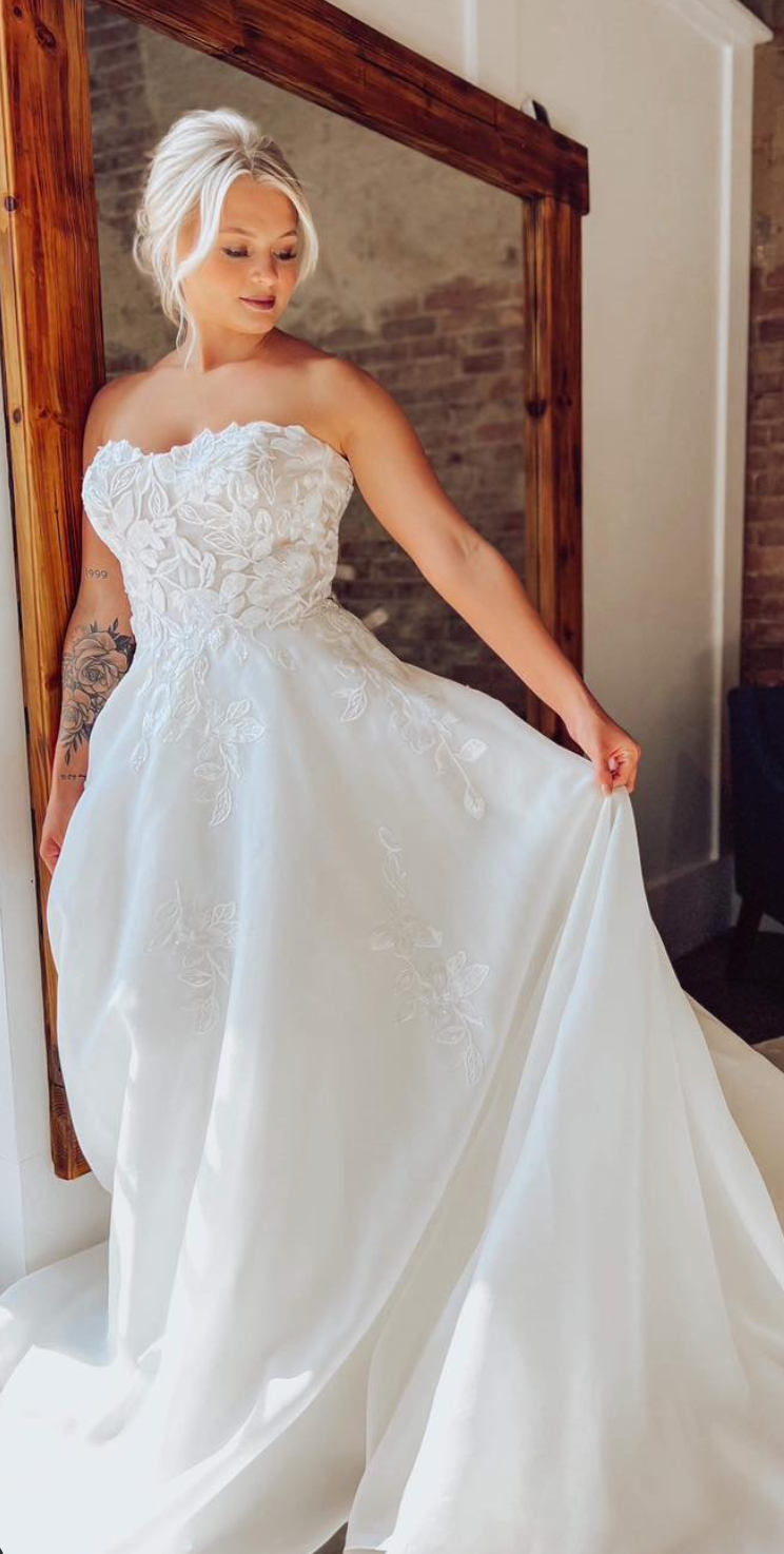 Erin da Wild Rose Bridal | Mt Carmel, condiviso su Instagram